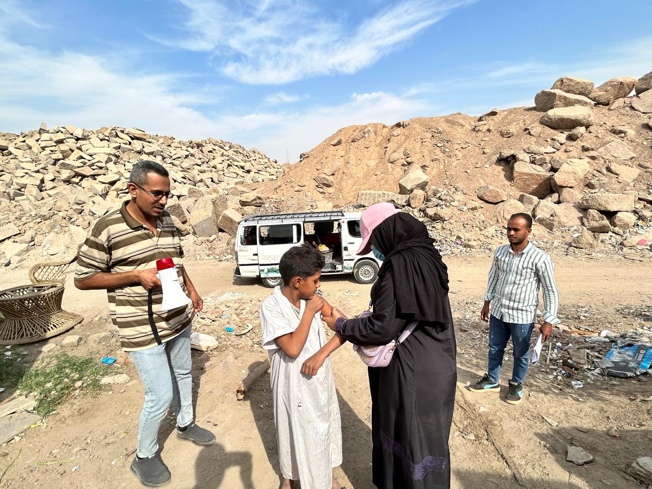 تطعيم الأطفال فى المناطق النائية تطعيم الأطفال فى المناطق النائية