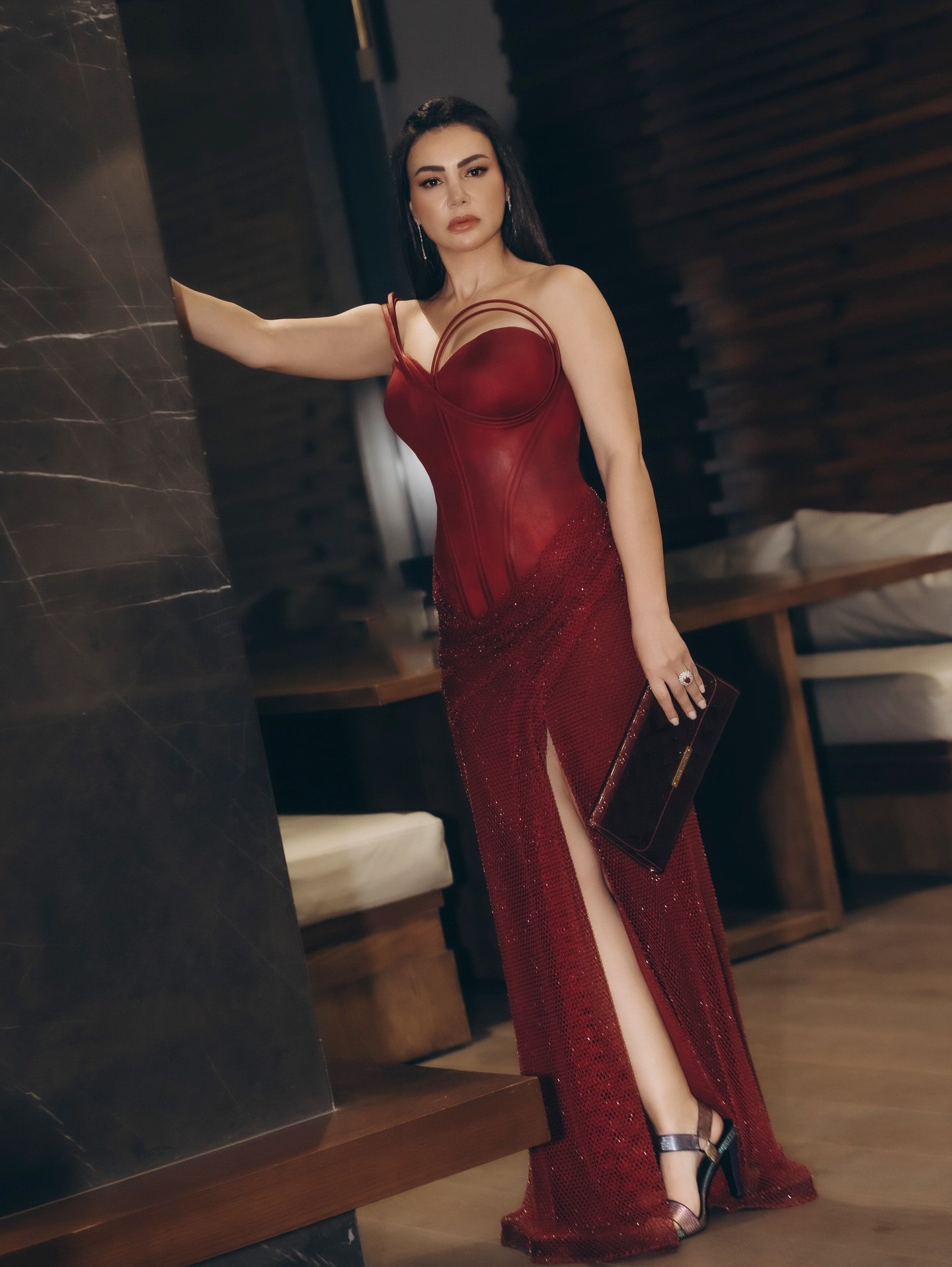 دينا فؤاد تتالق بفستان احمر انيق