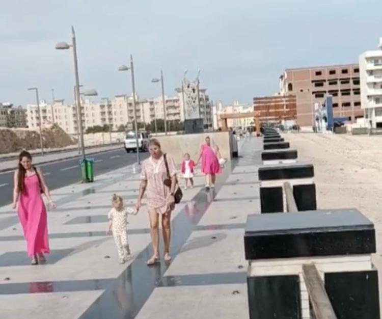 عائلات أوروبية على الكورنيش 