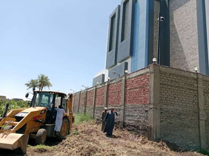 نزع الحشائش والنباتات الضارة أسفل سور المستشفي 