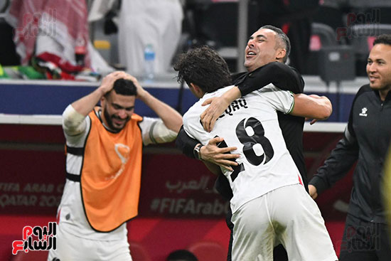 فرحة اللاعب والمدير الفني بعد هدف المنتخب الفلسطيني