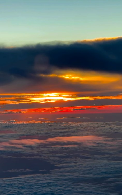 لقطة مذهلة للطيار من فوق السماء لقطة مذهلة للطيار من فوق السماء
