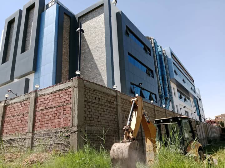 نزع الحشائش حول المستشفي