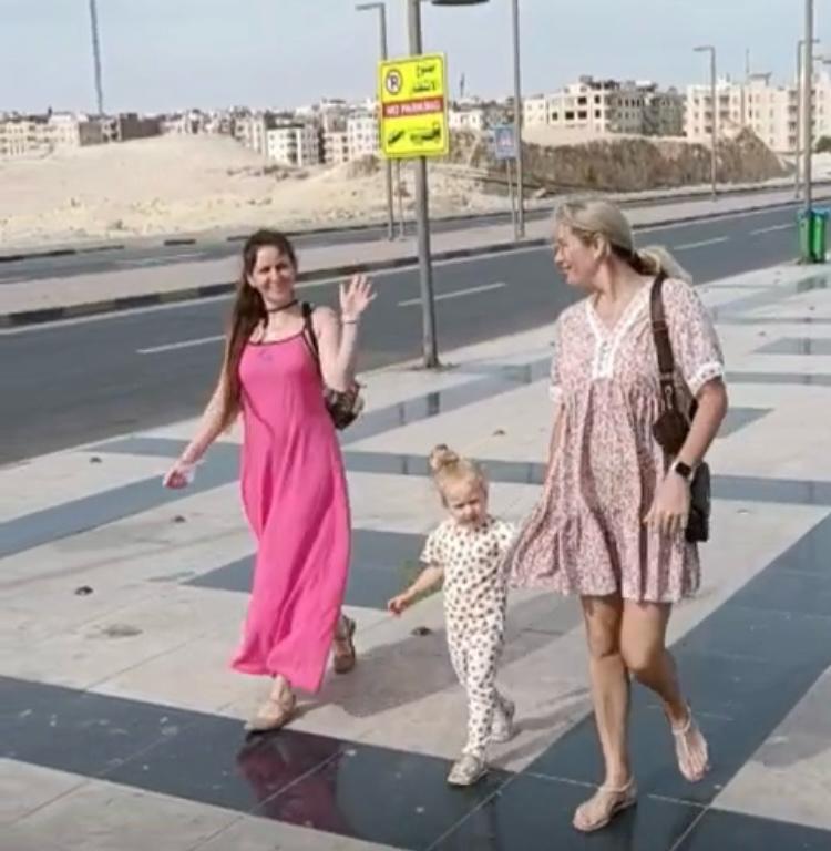 سياح اوربا على كورنيش الغردقة 