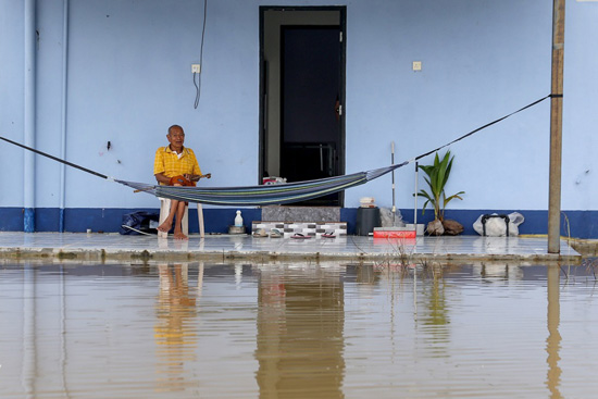 الفيضانات تؤثر على الحياة اليومية في ماليزيا (8)
