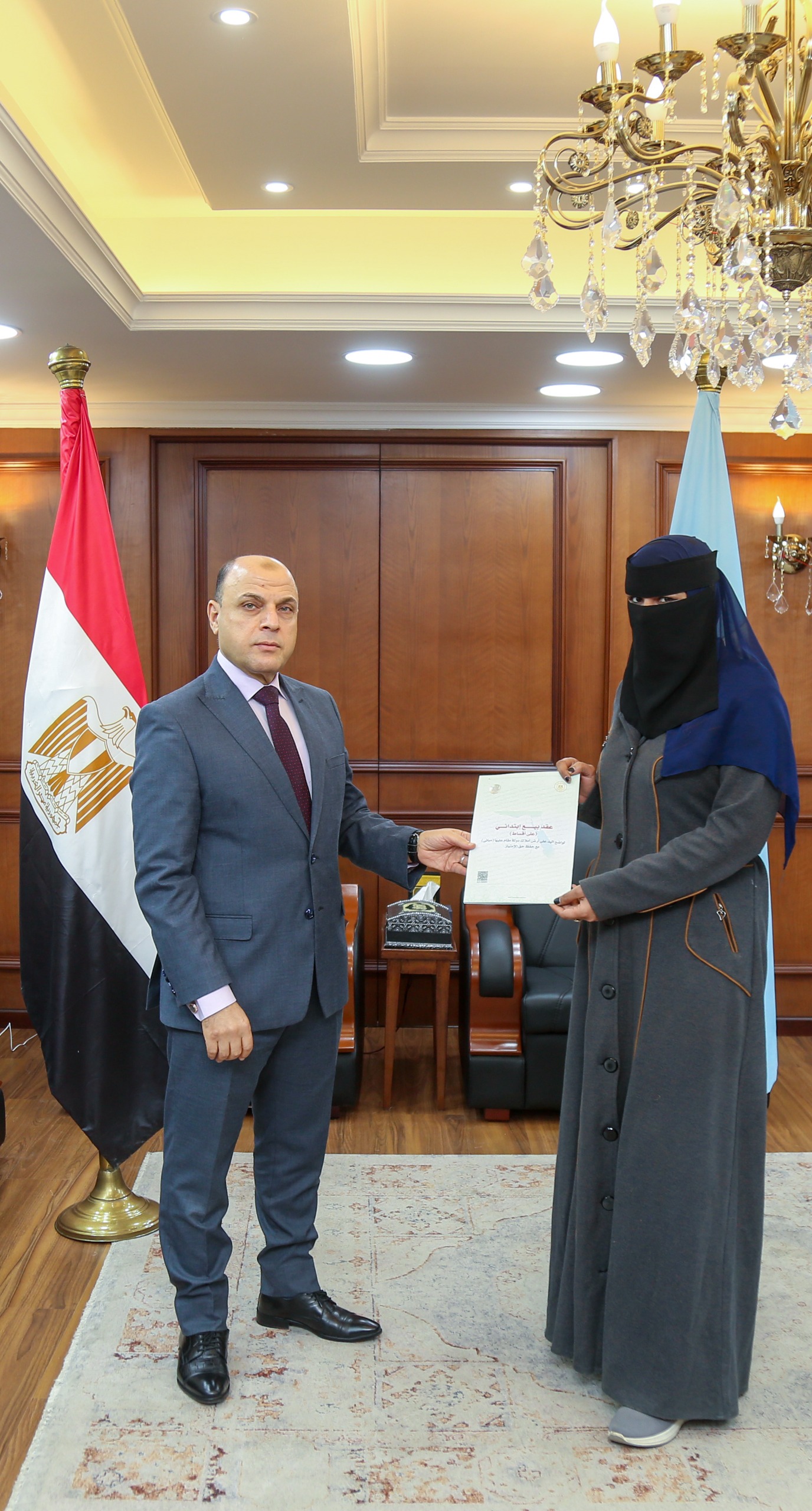 محافظ كفر الشيخ يسلم عقد تقنين لسيدة في مكتبه