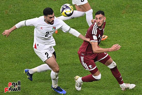 محاولة المرور من دفاعات المنتخب الفلسطيني