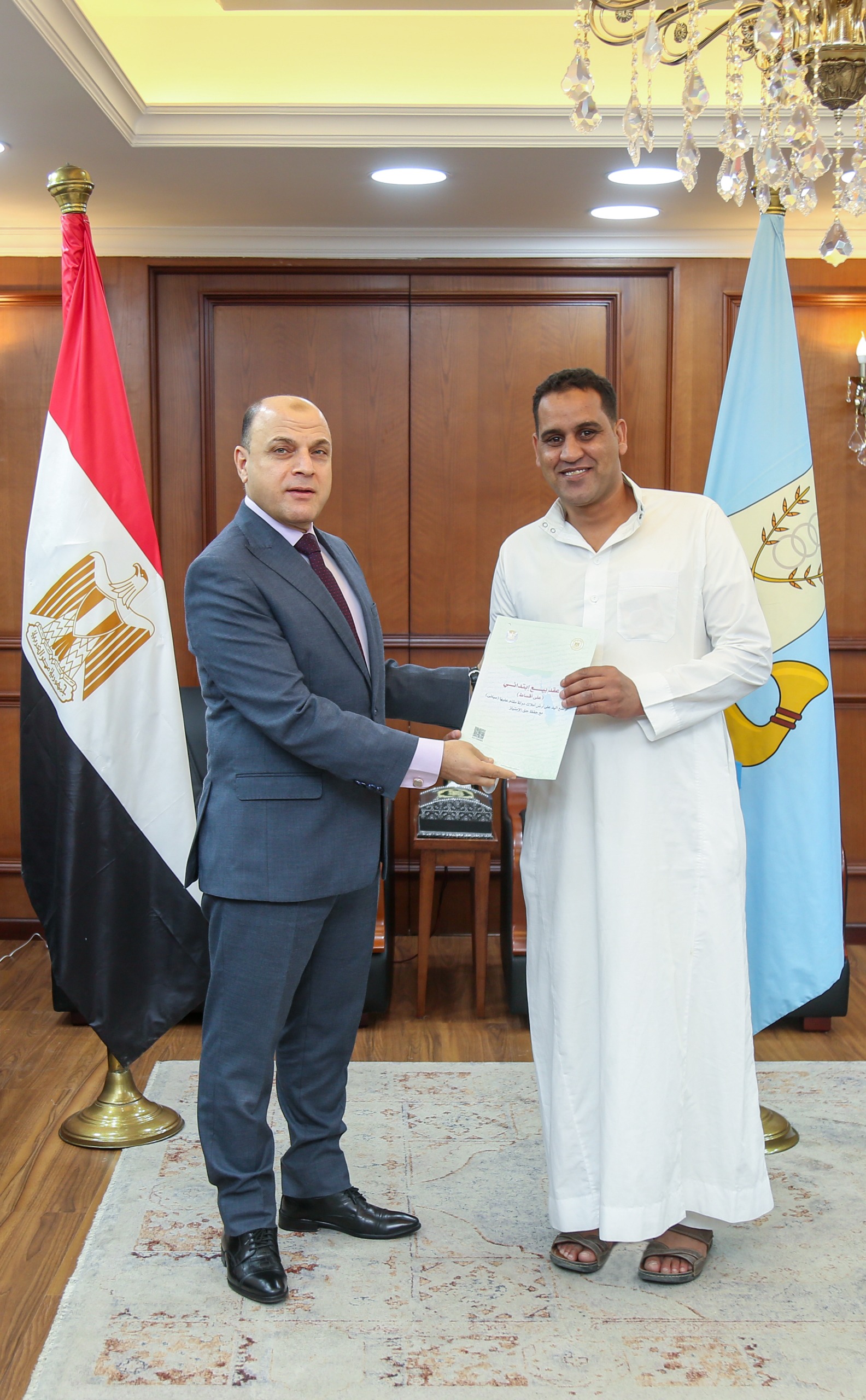 تسليم عقد تقنين لمزارع