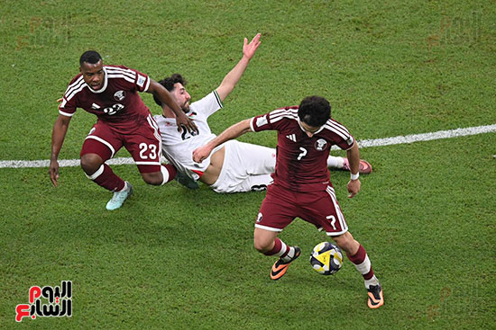 صراع علي الكرة بين لاعبي الفريقين