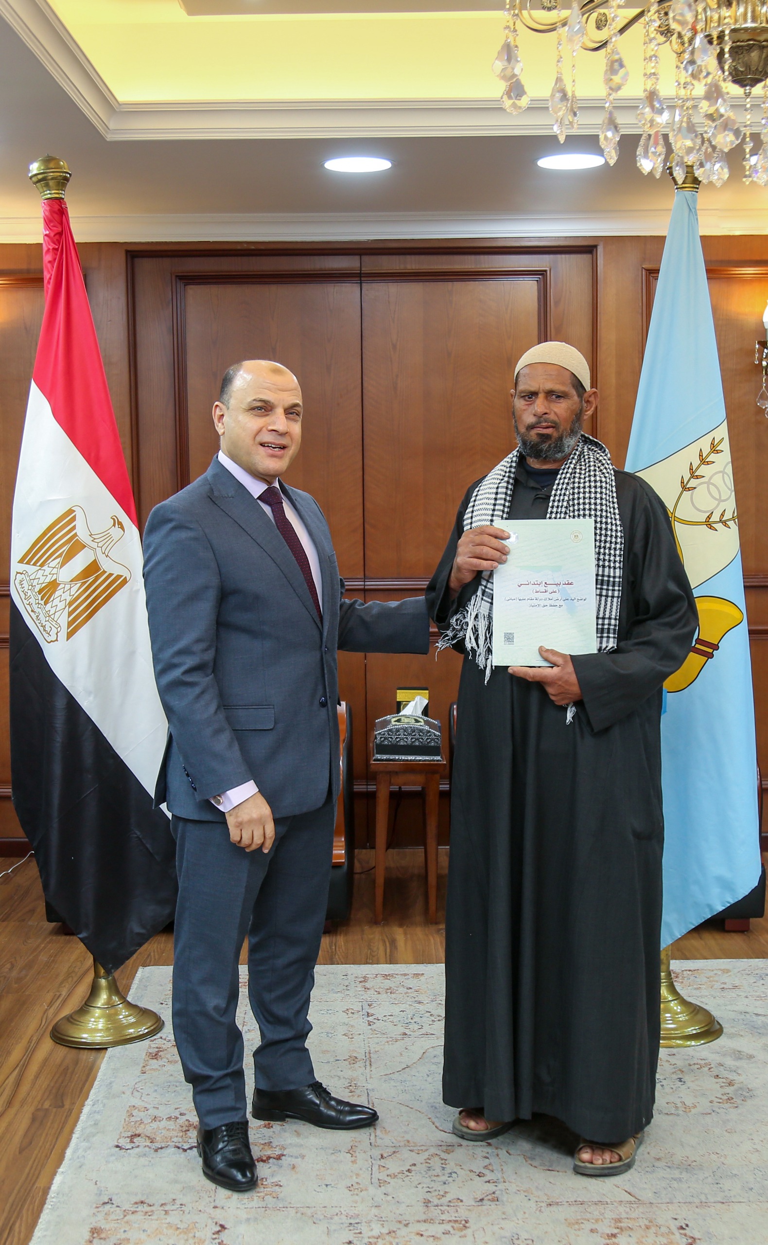 تسليم عقد تقنين لمواطن