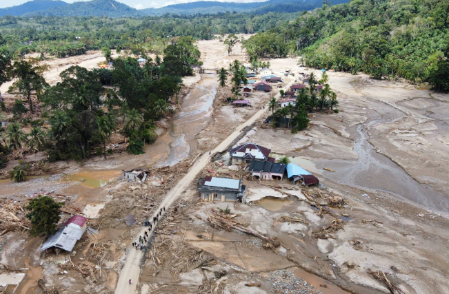 قرية متضررة من الفيضانات في إندونيسيا