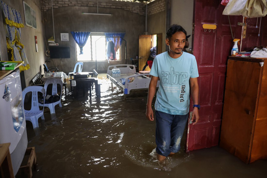 الفيضانات تؤثر على الحياة اليومية في ماليزيا (7)