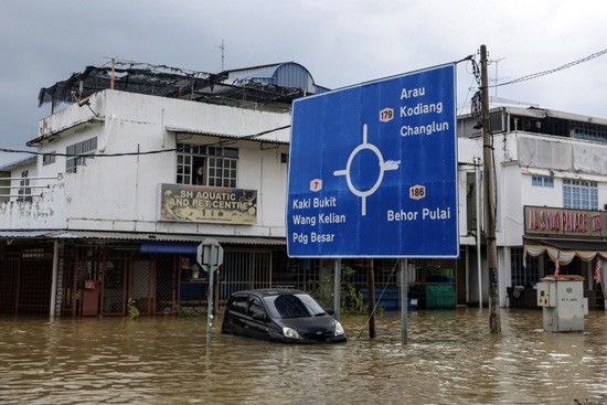 الفيضانات تؤثر على الحياة اليومية في ماليزيا (10)