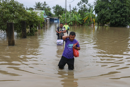 الفيضانات تؤثر على الحياة اليومية في ماليزيا (4)