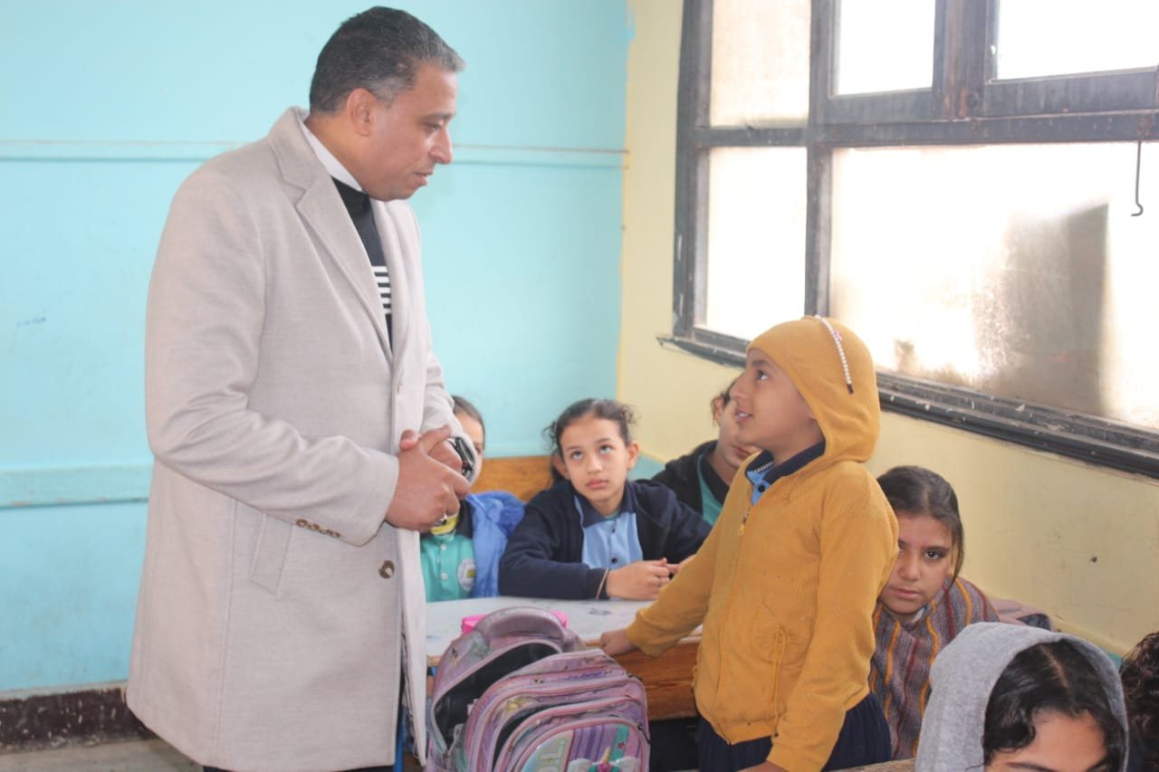 وكيل وزارة التعليم بالجيزة يحضر حصة دراسية لطلاب الصم والبكم .