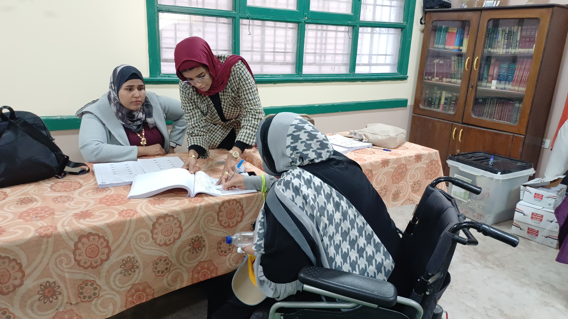 رئيسة لجنة بأسوان تساعد سيدة من ذوى الاحتياجات (3)