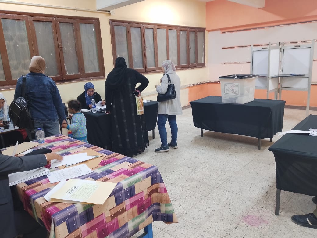 النساء تقبل على ممارسة حقها الدستورى