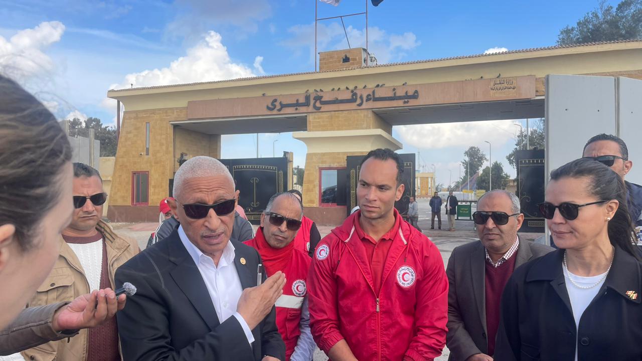 محافظ شمال سيناء مع الوفد الكندي أمام معبر رفح