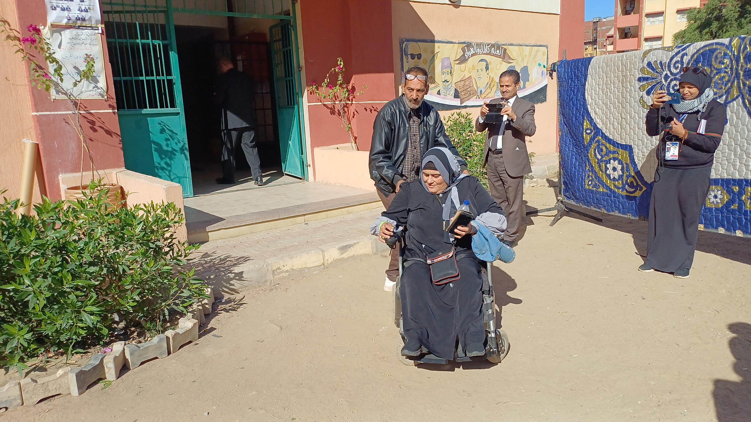 رئيسة لجنة بأسوان تساعد سيدة من ذوى الاحتياجات (4)