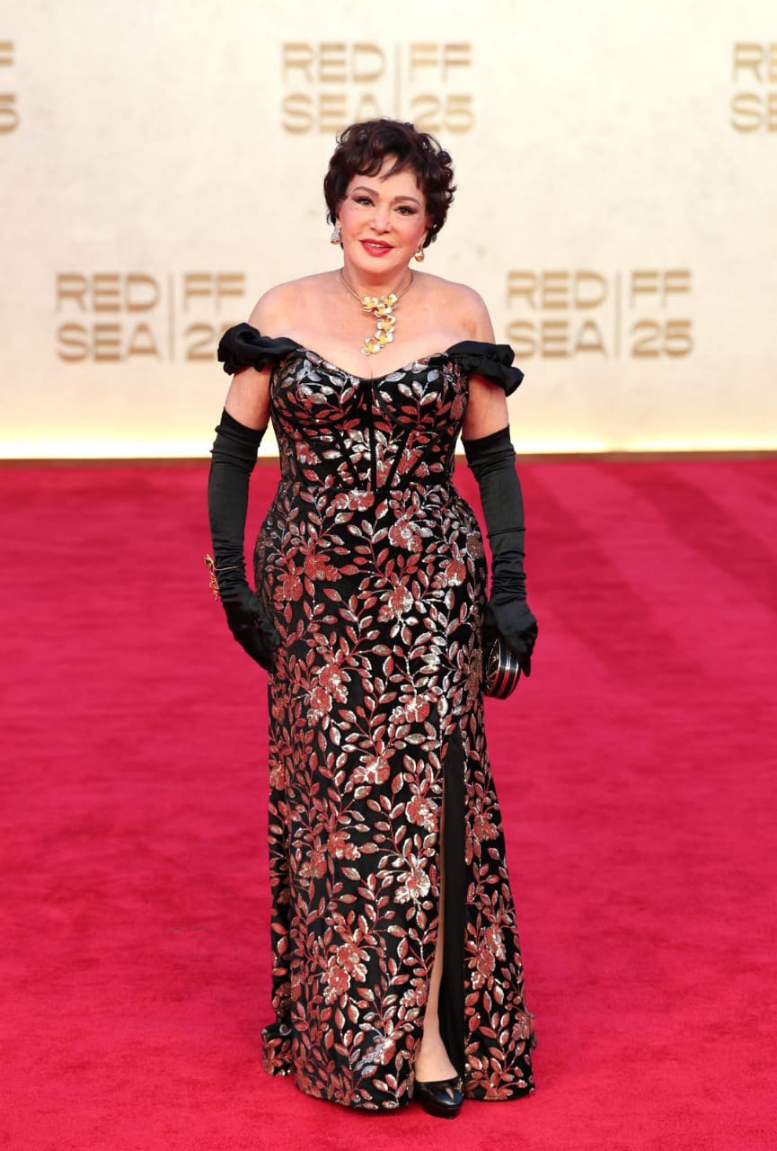 لبلبة ونيللي كريم وأروى جودة يتألقن على السجادة الحمراء لمهرجان البحر الأحمر (1)