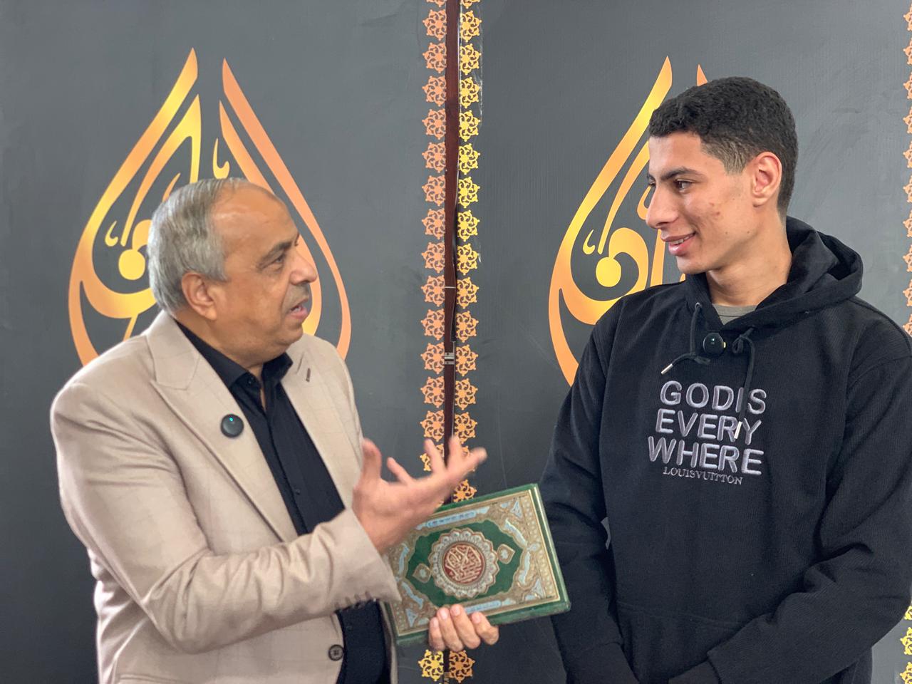 حوار بين المدير التنفيذي والطالب حوار بين المدير التنفيذي والطالب