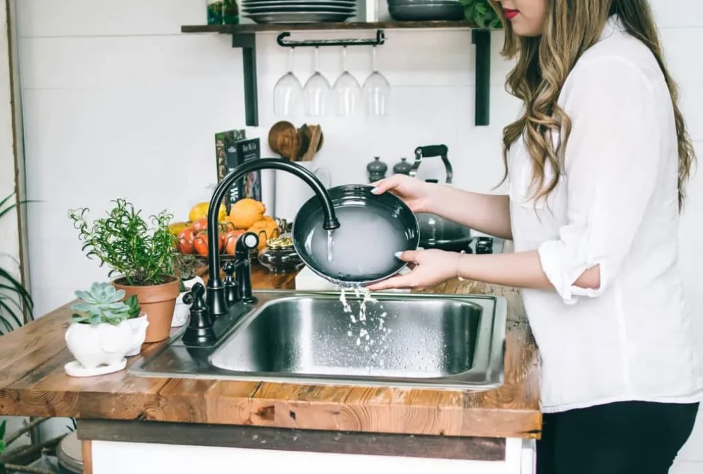 علاج جفاف اليدين الناتج عن غسل الصحون علاج جفاف اليدين الناتج عن غسل الصحون