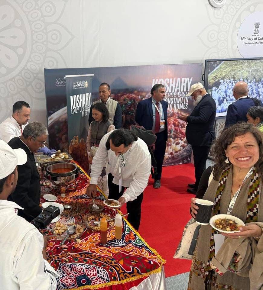 الوفد يتناول الكشرى الوفد يتناول الكشرى