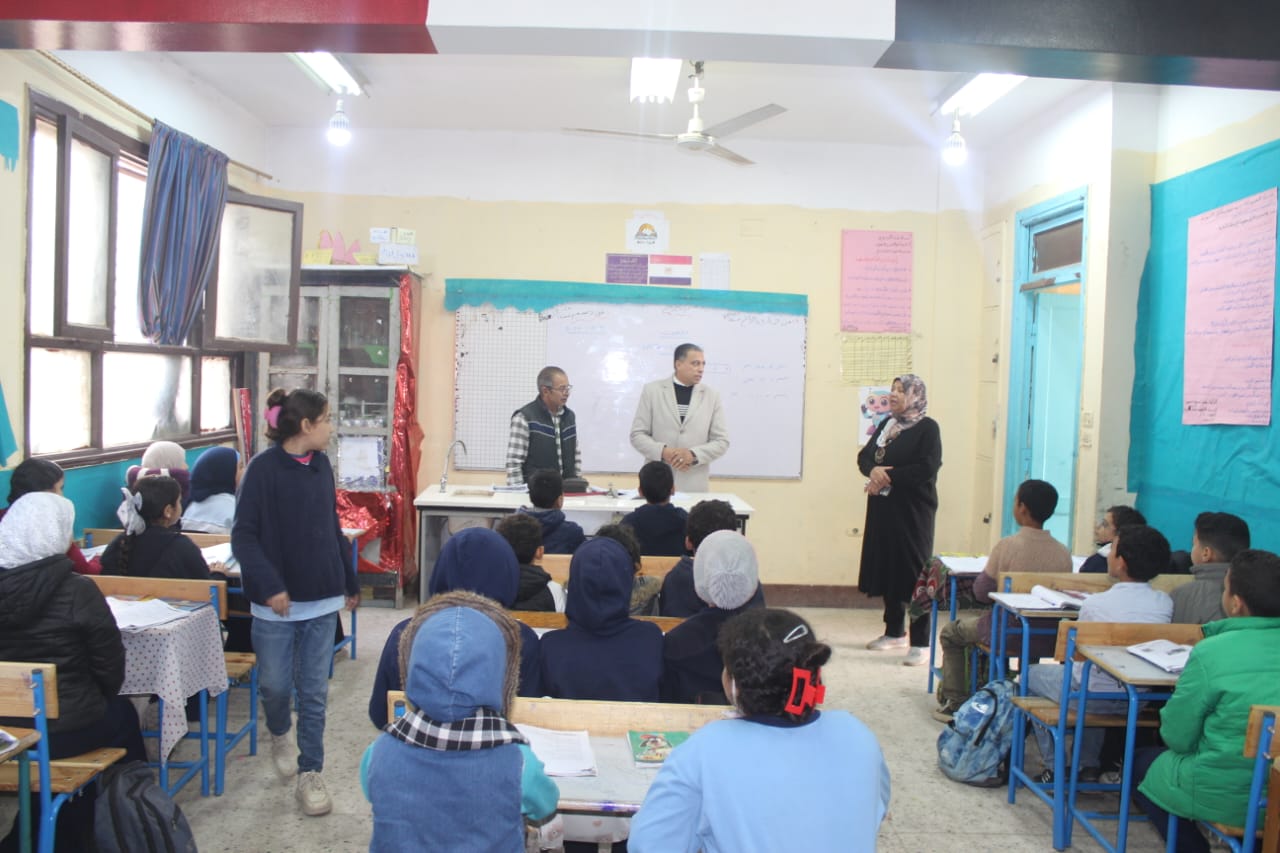 وكيل وزارة التعليم بالجيزة يحضر حصة دراسية لطلاب الصم والبكم بمنيل شيحة.