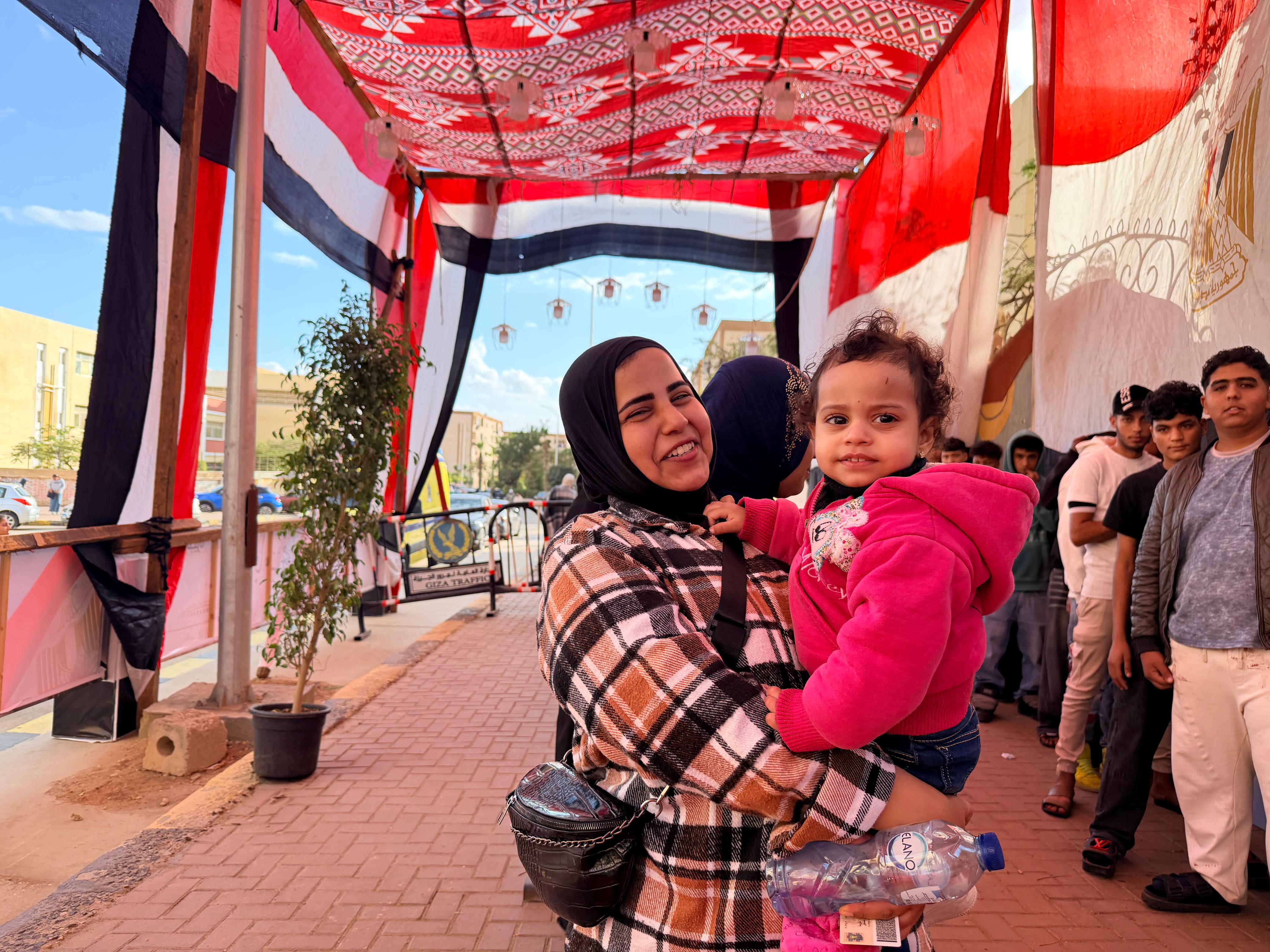  الأطفال على أيادي الأمهات خلال اليوم الانتخابي (2)