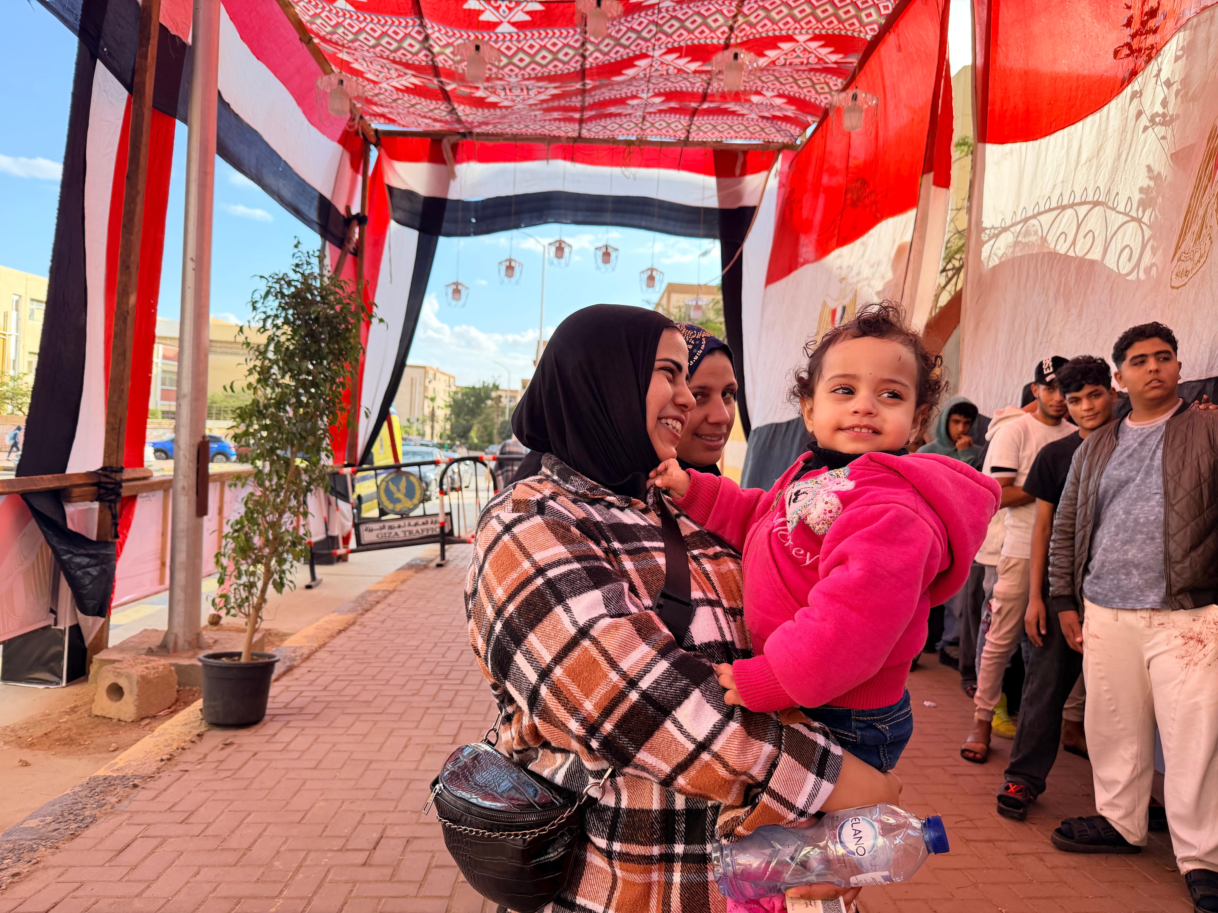  الأطفال على أيادي الأمهات خلال اليوم الانتخابي (1)