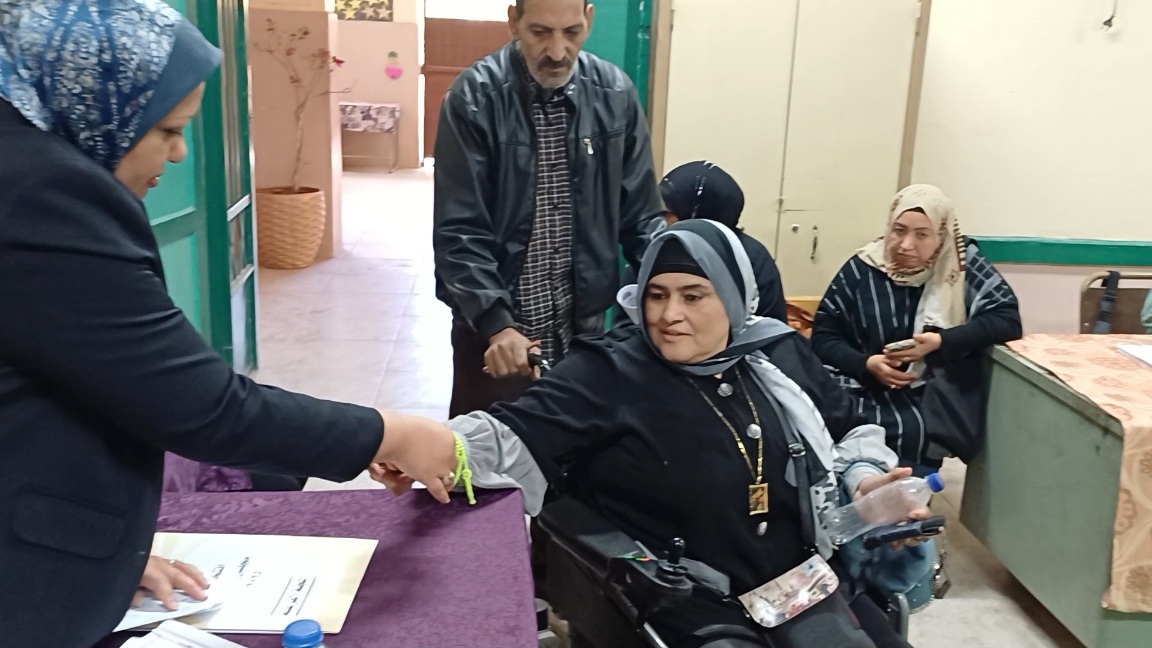 رئيسة لجنة بأسوان تساعد سيدة من ذوى الاحتياجات (2)