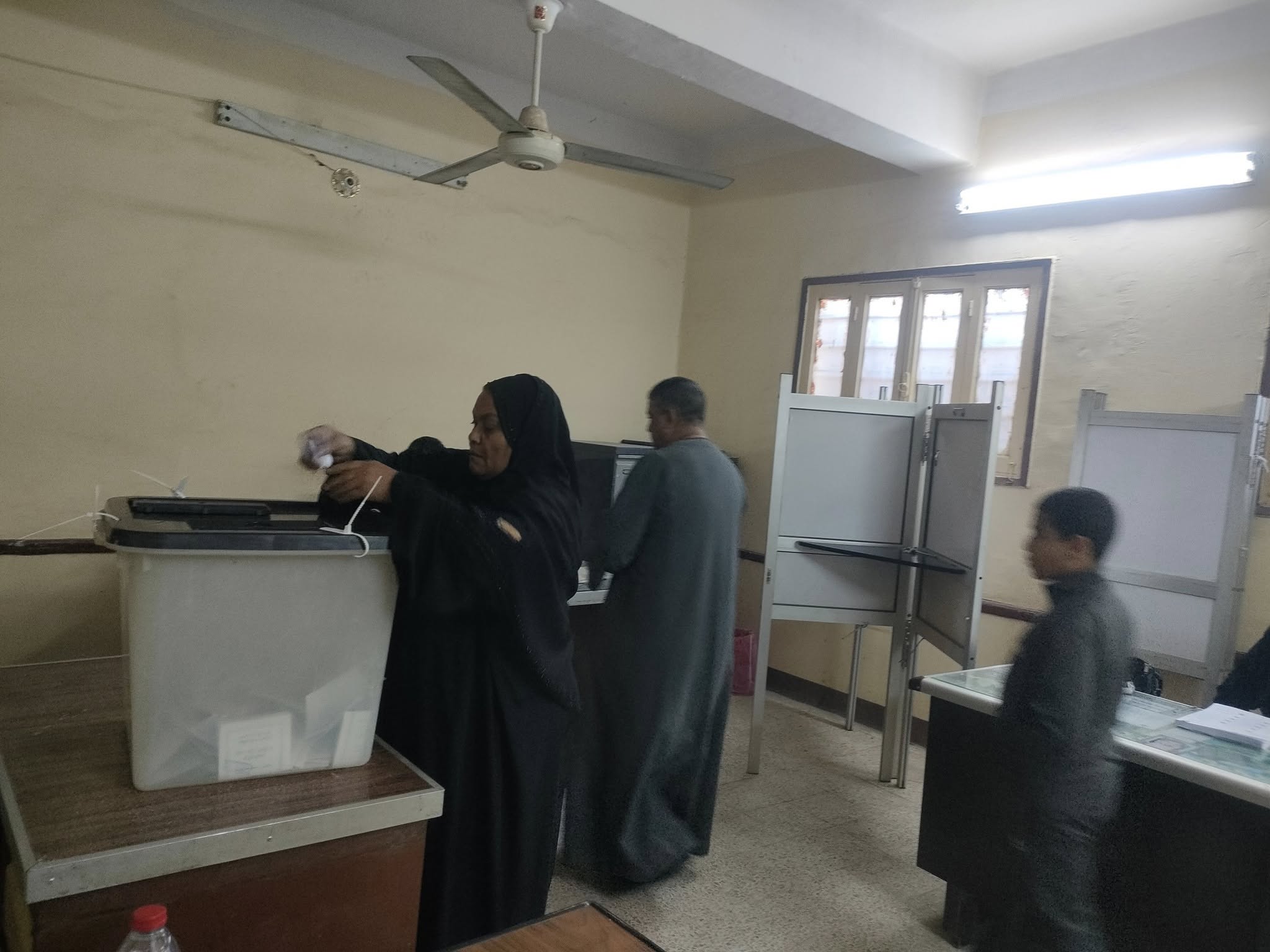 سيدة تدلى بصوتها فى الانتخابات جنوب الأقصر