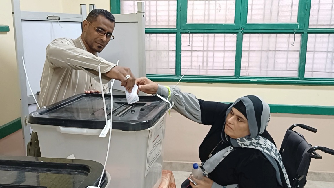 رئيسة لجنة بأسوان تساعد سيدة من ذوى الاحتياجات (1)