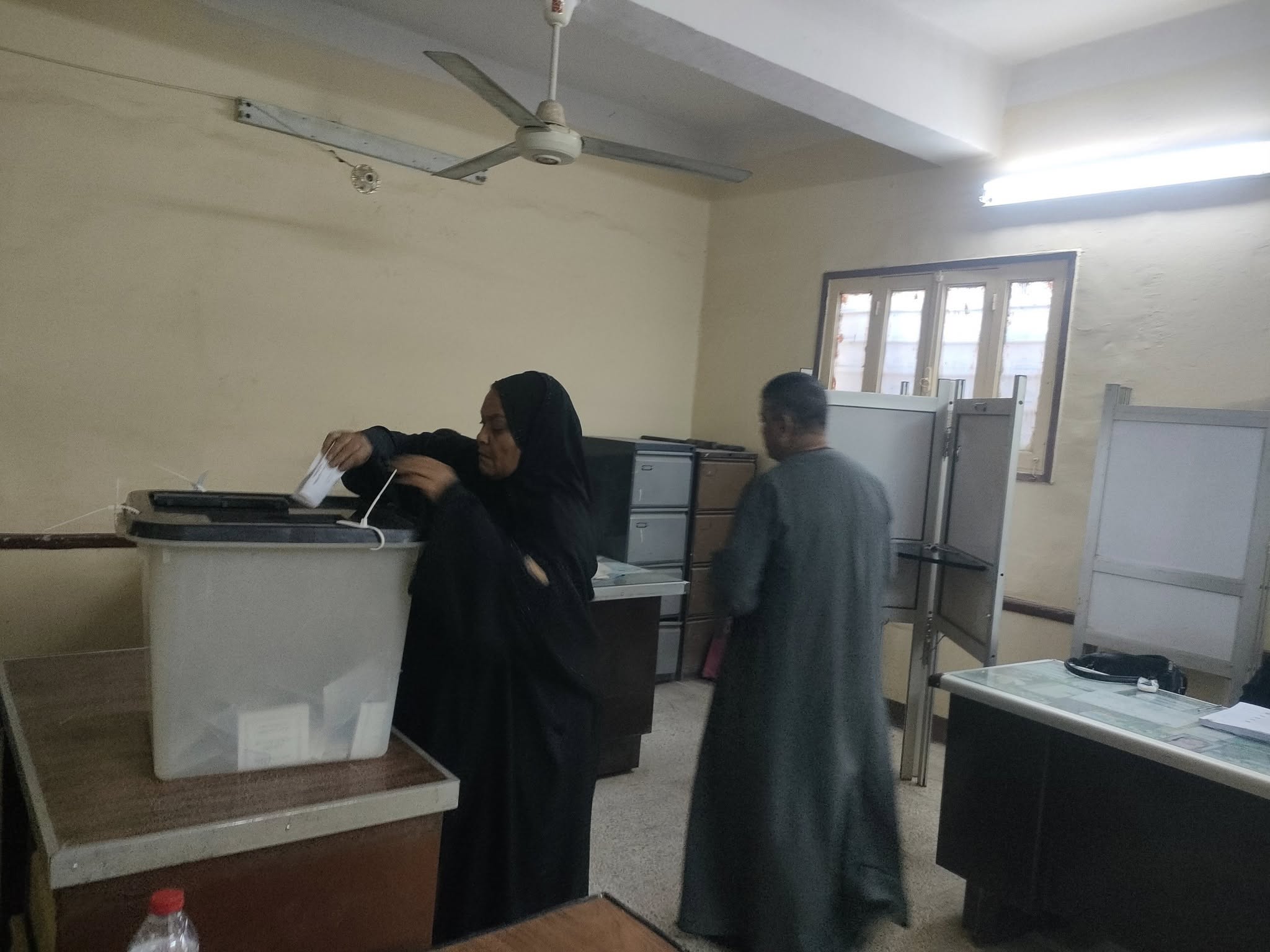 إحدي السيدات خلال الادلاء بصوتها فى الانتخابات