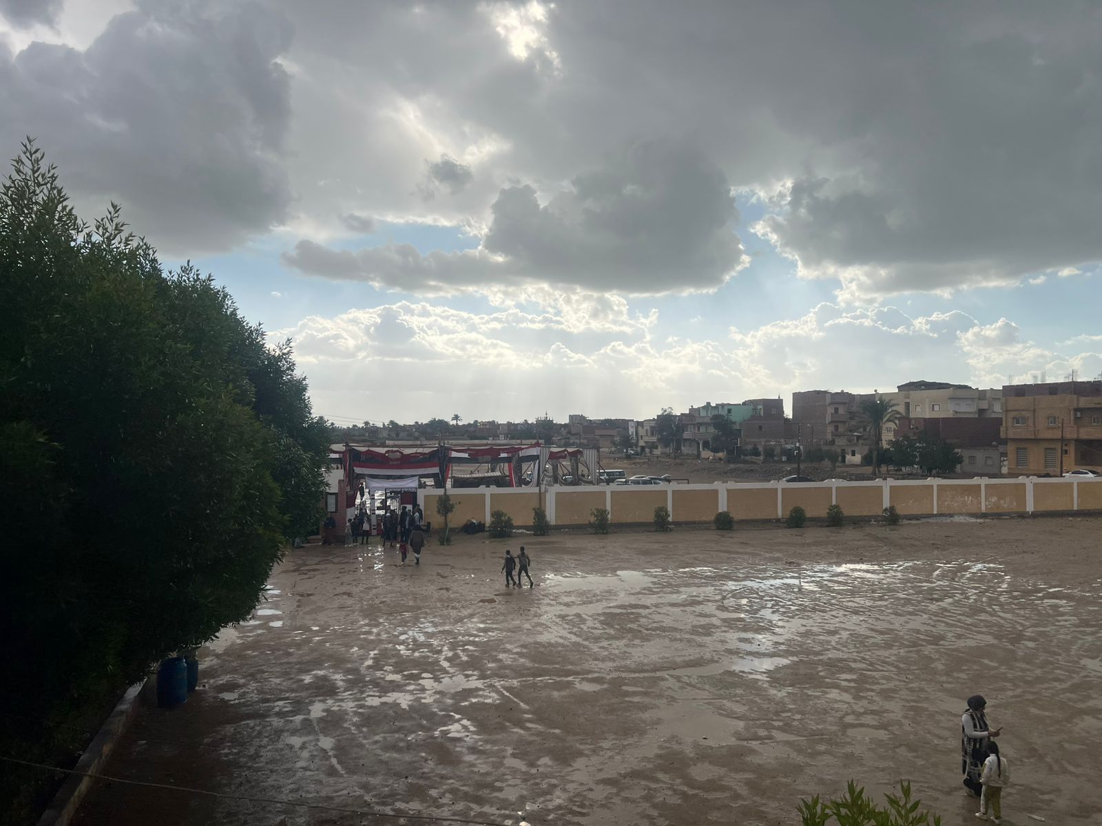 أمطار غزيرة بمحيط اللجان الانتخابية بالفيوم (7)