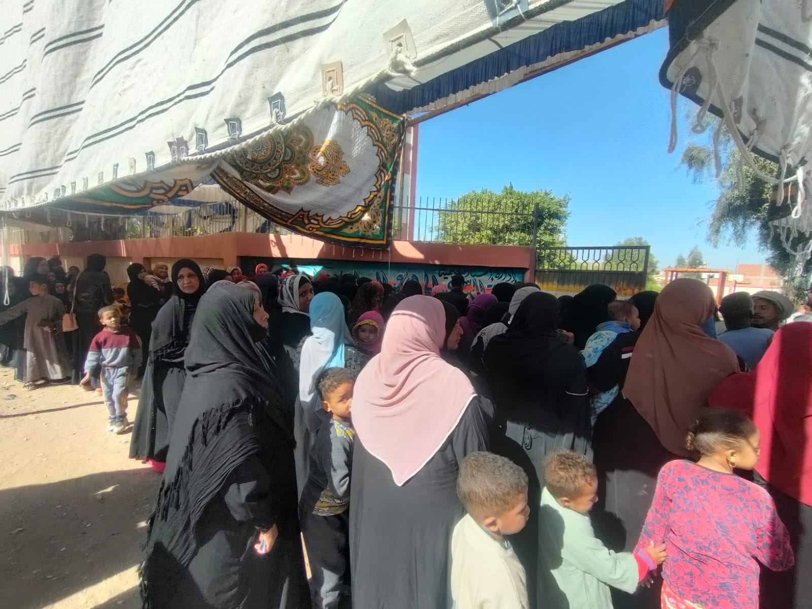 إقبال كبير من السيدات فى لجان قرية الدير بإسنا