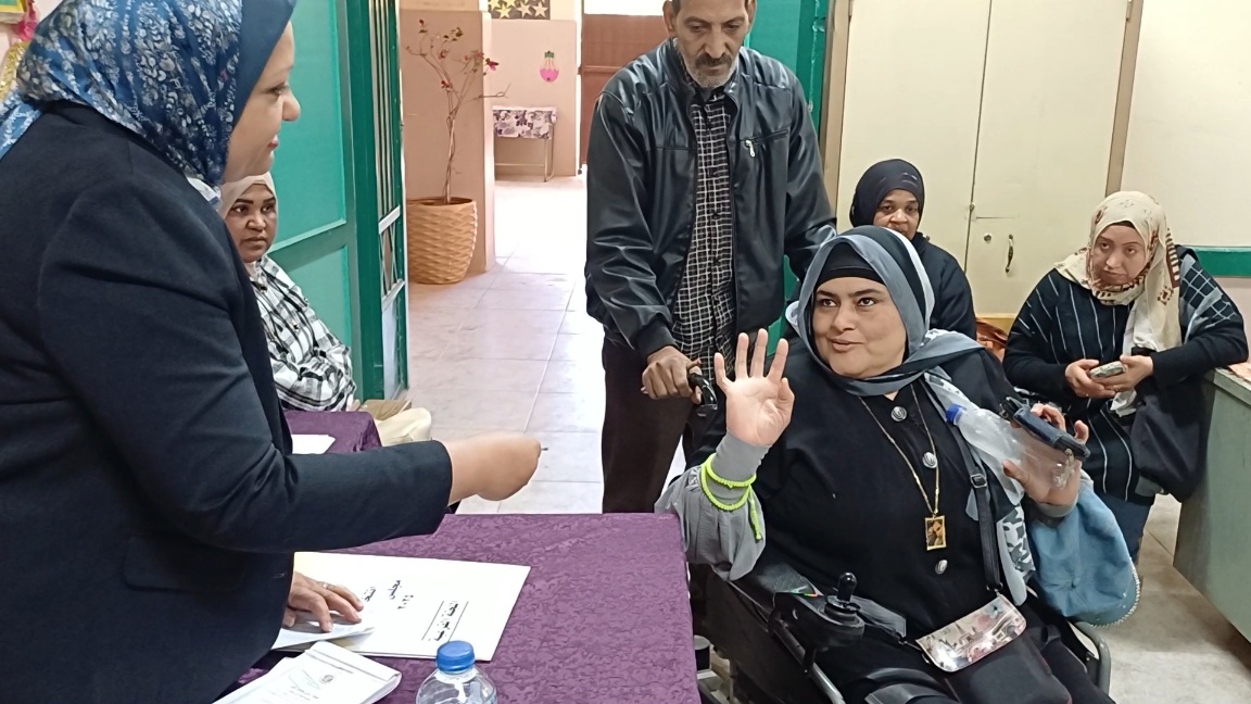 رئيسة لجنة بأسوان تساعد سيدة من ذوى الاحتياجات (5)