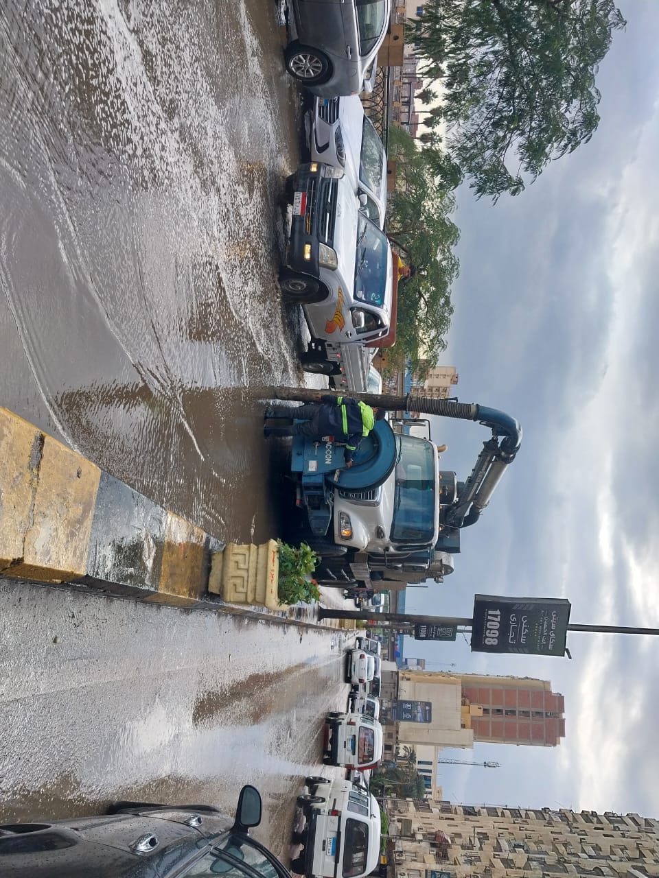 خلال رفع مياه الأمطار