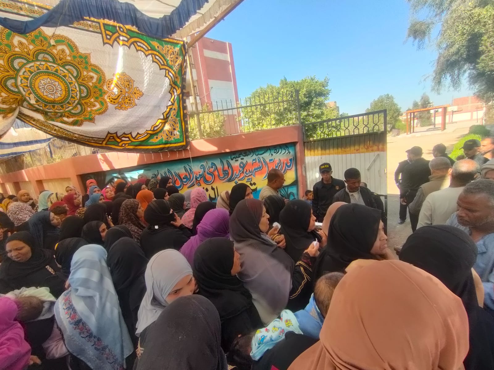 جانب من توافد نسائي كبير على لجان الانتخابات في مدارس قرية الدير