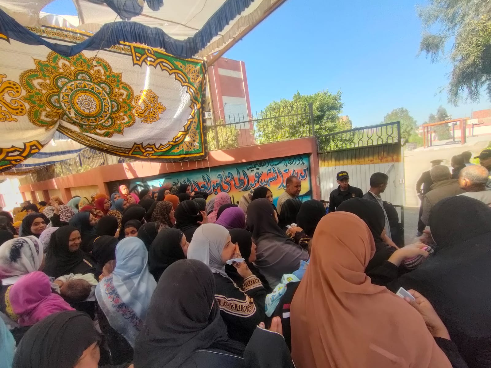 توافد نسائي كبير على لجان الانتخابات في مدارس قرية الدير