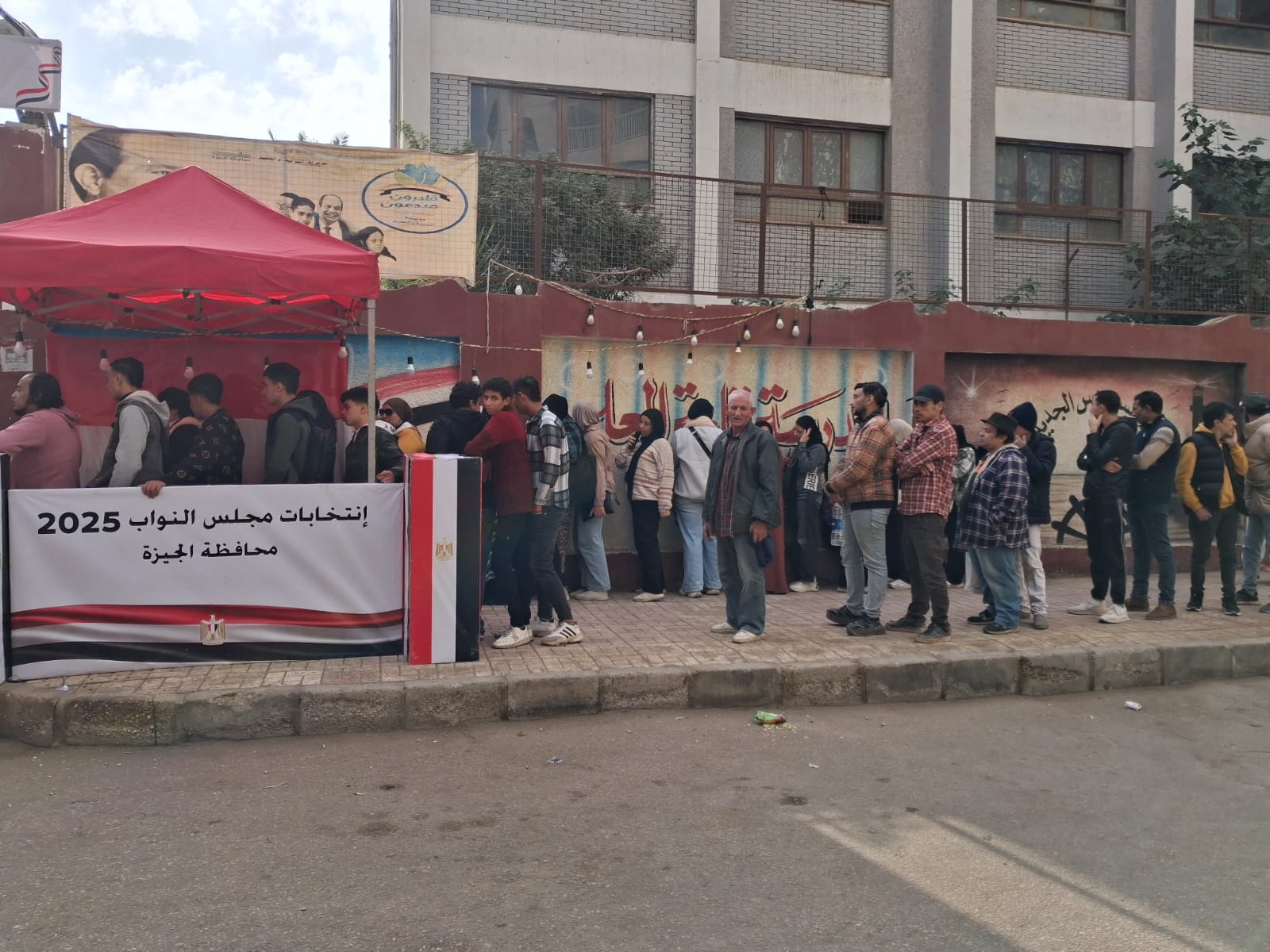 توافد المواطنين على اللجان توافد المواطنين على اللجان