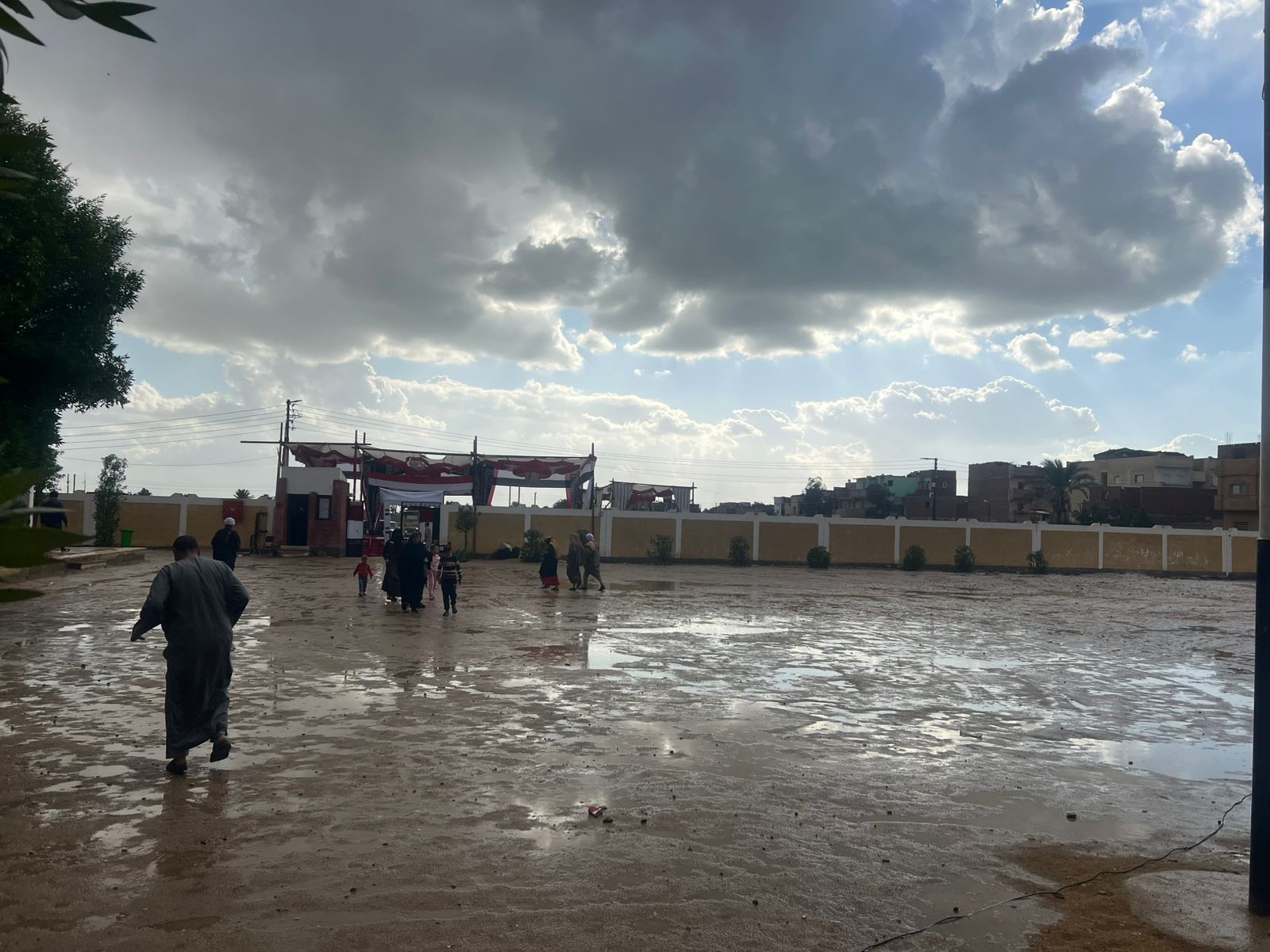 أمطار غزيرة بمحيط اللجان الانتخابية بالفيوم (4)