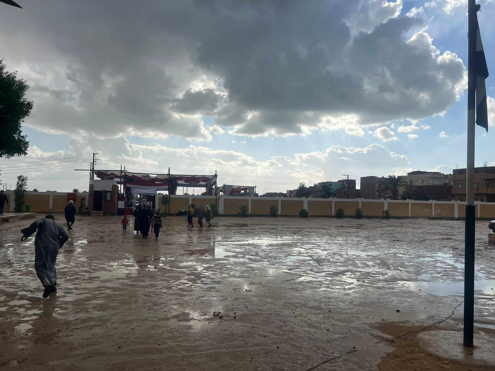 أمطار غزيرة بمحيط اللجان الانتخابية بالفيوم (3)