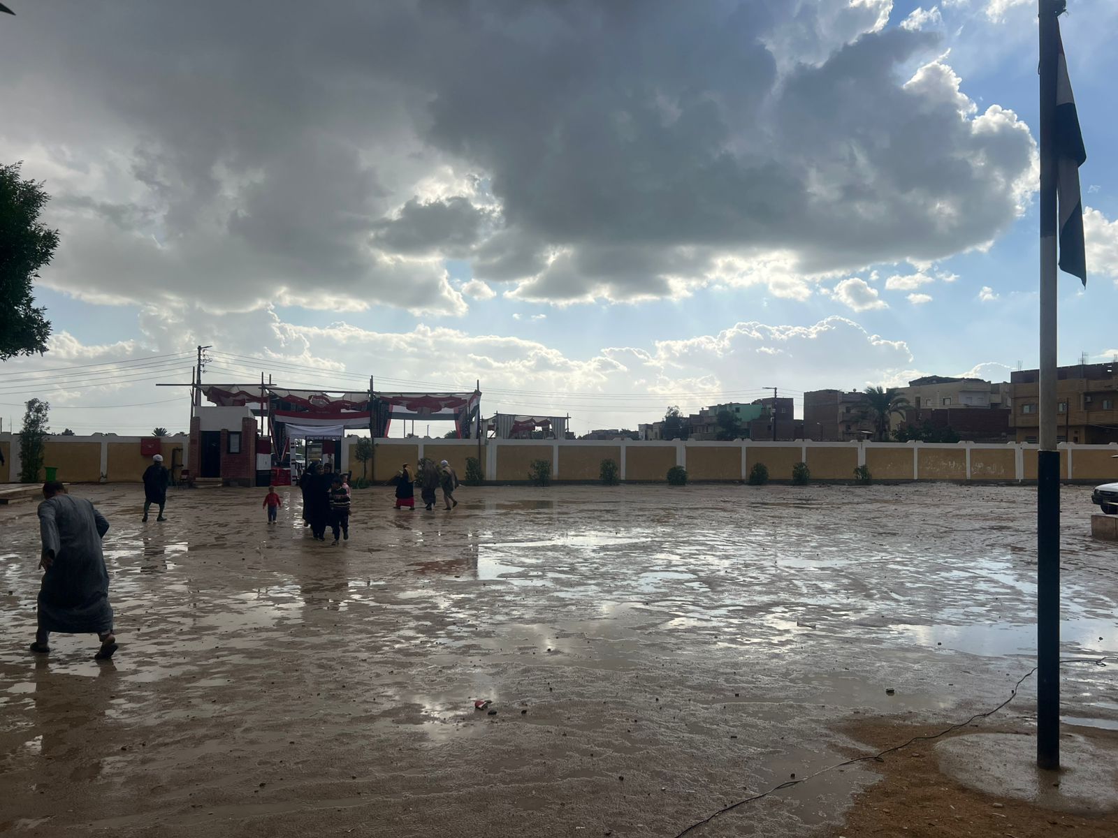 أمطار غزيرة بمحيط اللجان الانتخابية بالفيوم (2)