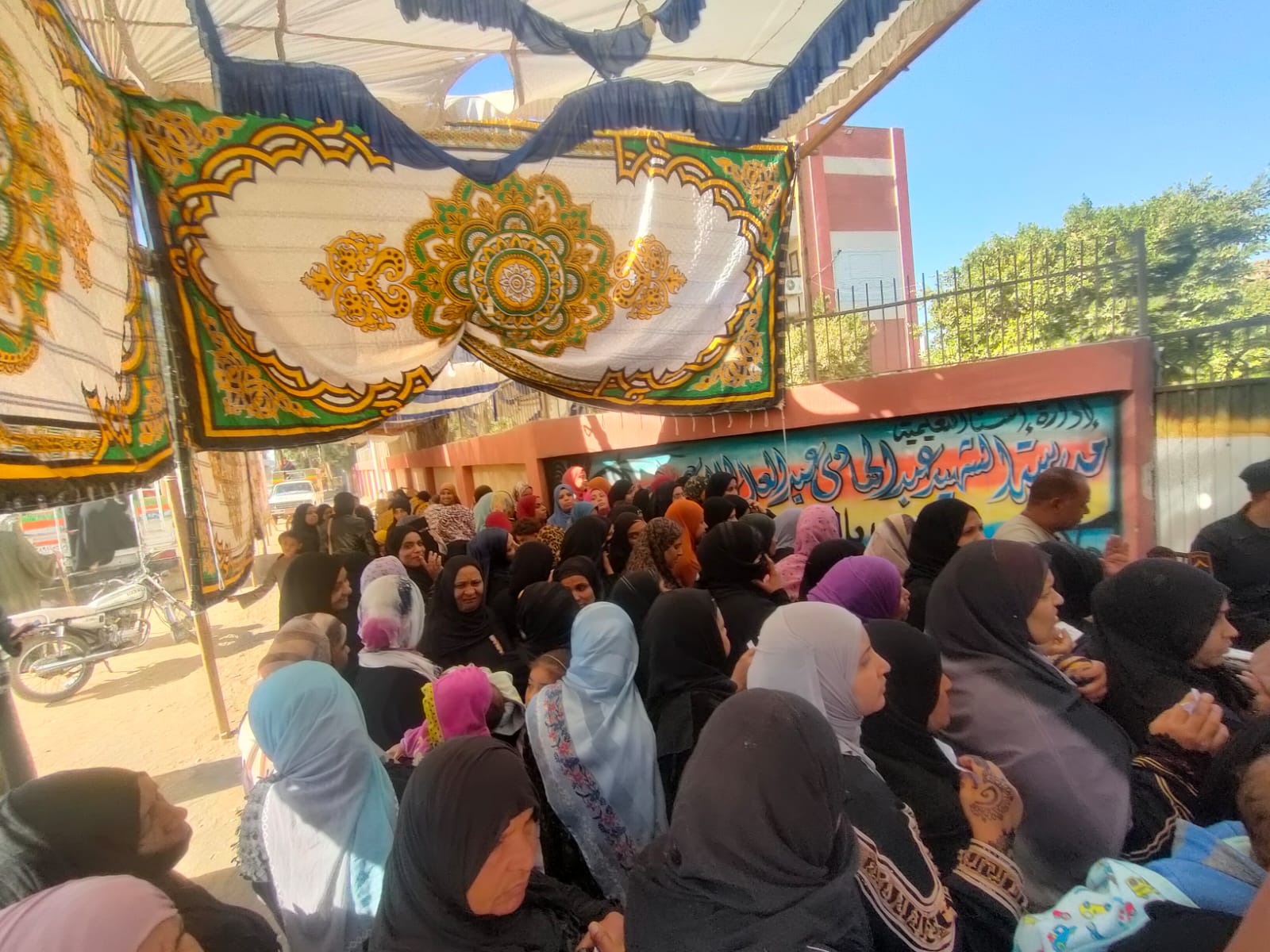 توافد نسائي كبير على لجان الانتخابات في مدارس قرية الدير بإسنا