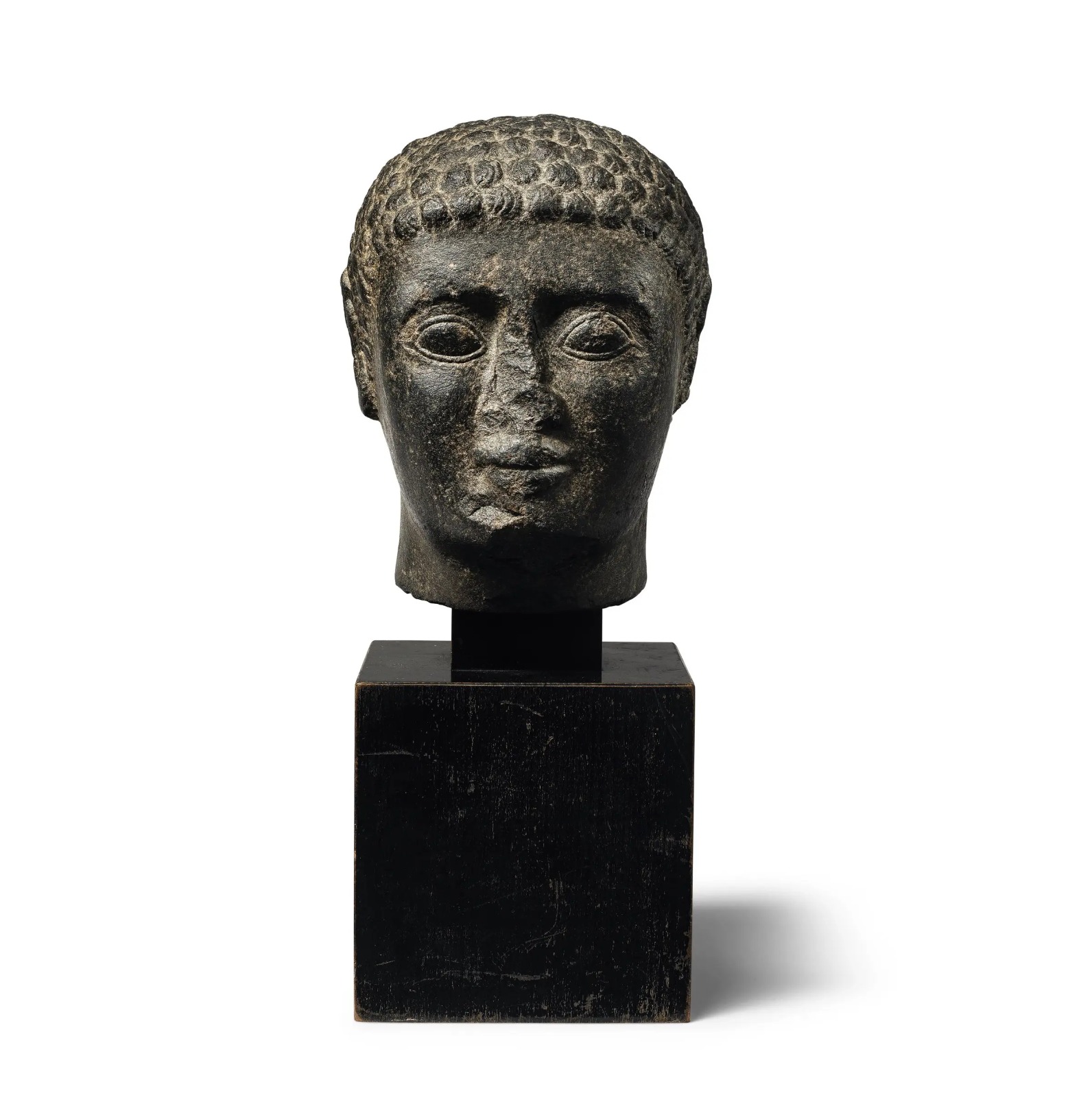 التمثال المعروض للبيع التمثال المعروض للبيع