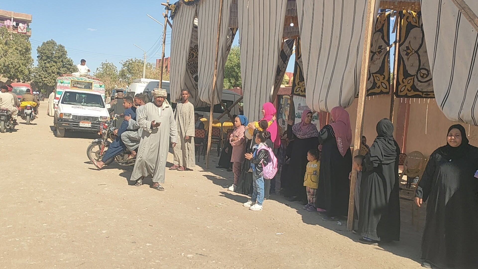 جانب من الاقبال للسيدات على لجان الانتخابات بإسنا