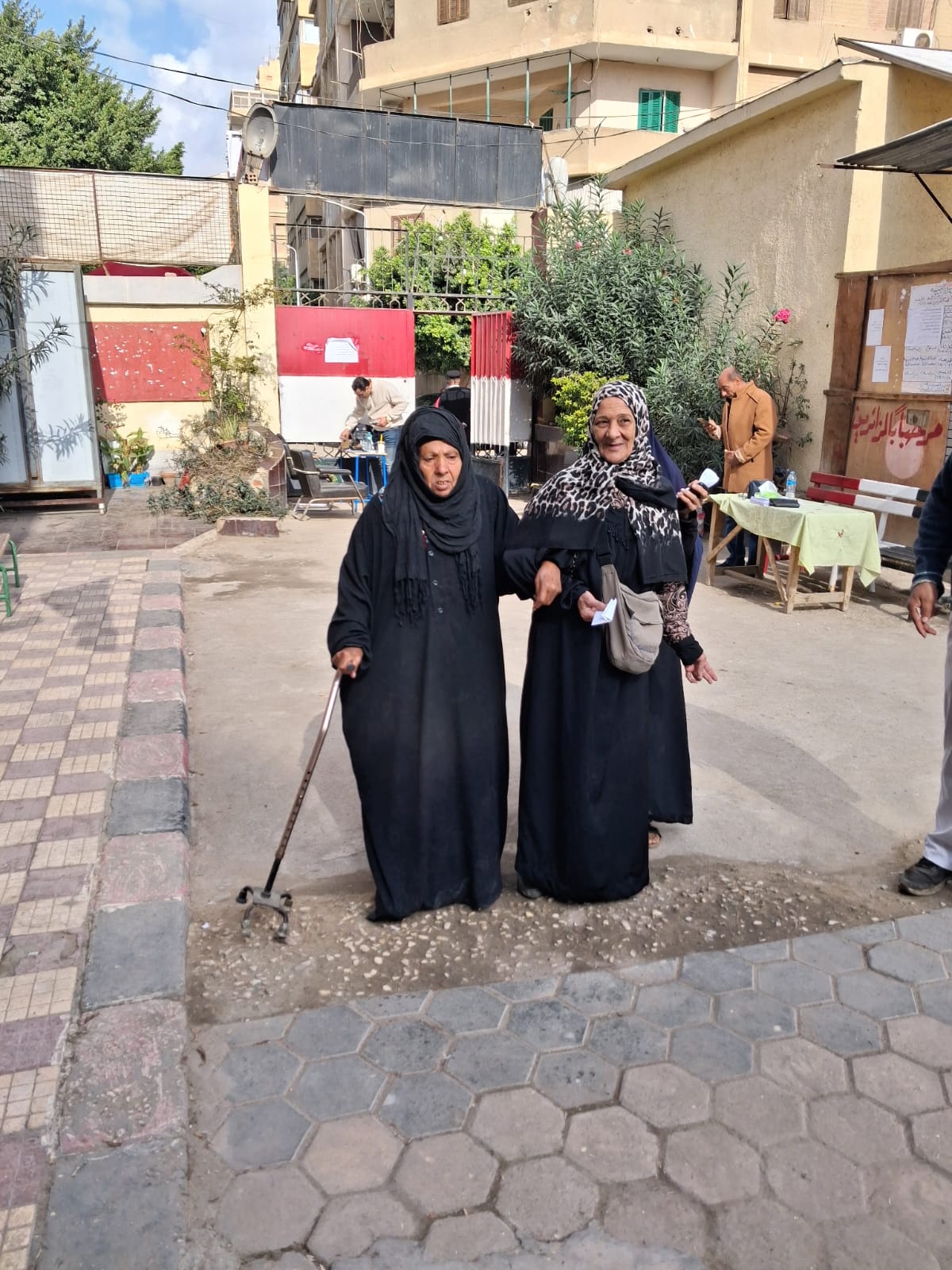 مسنة تدلي بصوتها في انتخابات النواب بالدقي