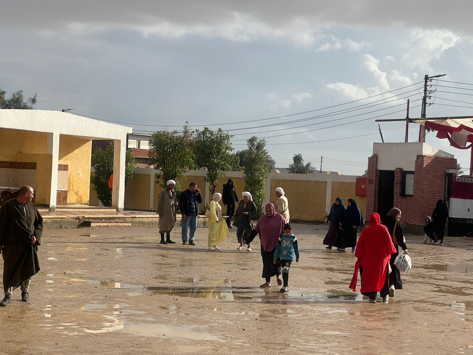 أمطار غزيرة بمحيط اللجان الانتخابية بالفيوم (9)