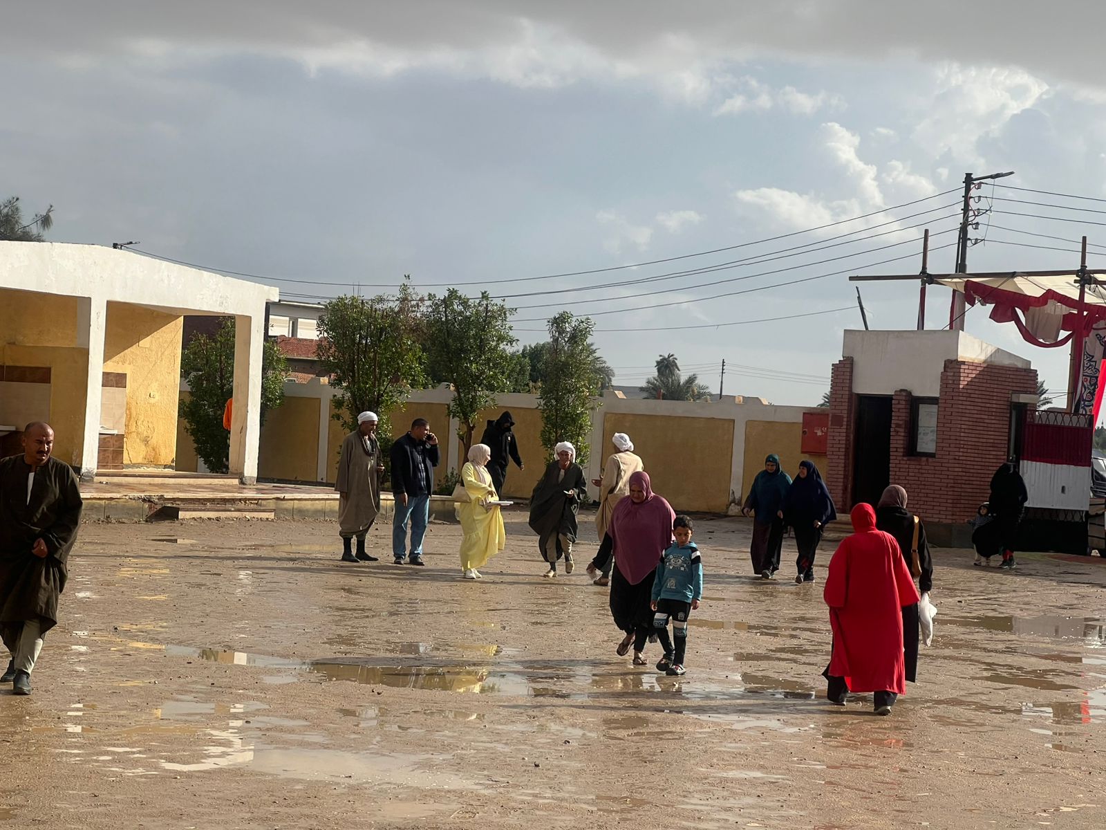 أمطار غزيرة بمحيط اللجان الانتخابية بالفيوم (1)